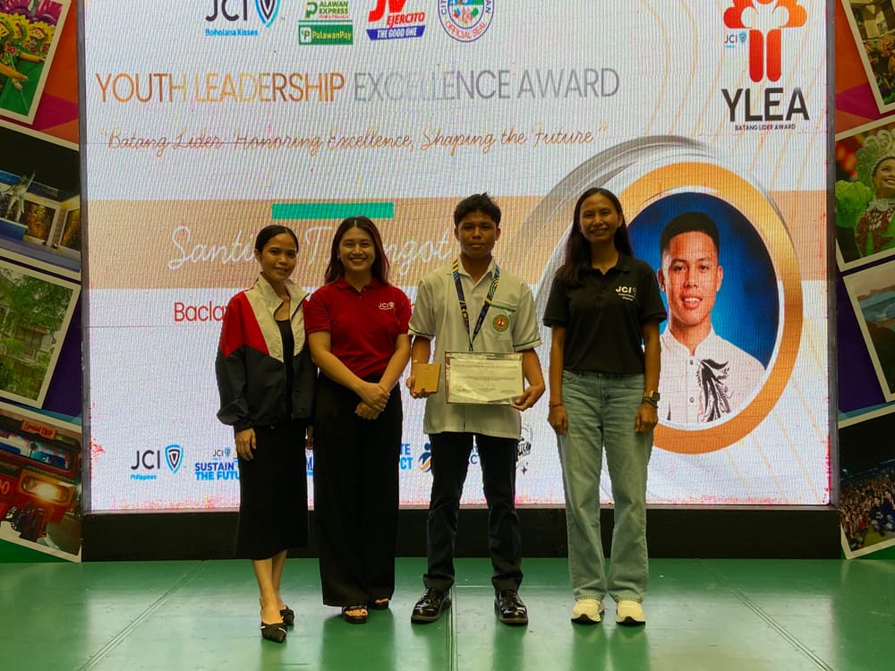Certificate presentation during the awarding