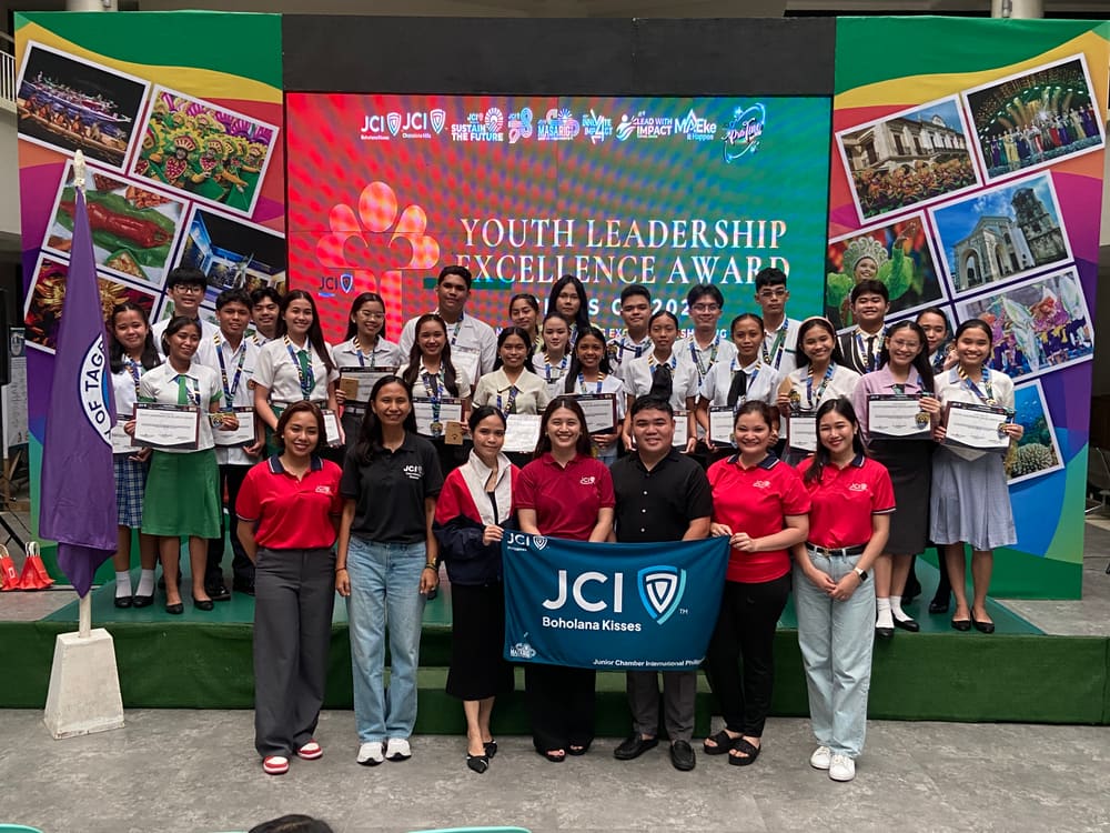 Group photo with the JCI Boholana Kisses banner
